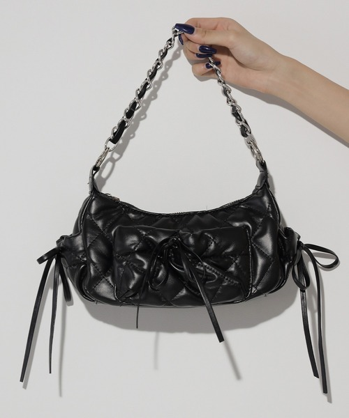 me+em select(ミームセレクト)の「【 3color /2WAY 】ストラップリボンキルティングチェーンショルダーバッグ / strap ribbon quilted chain shoulder bag(ショルダーバッグ・レディース・シルバー/ブラック/アイボリー・FREE)」の13枚目の写真