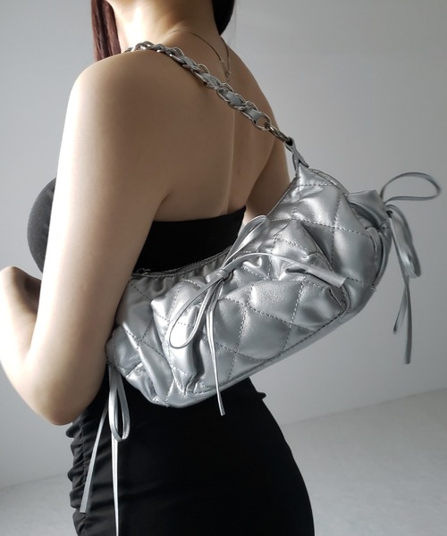 me+em select(ミームセレクト)の「【 3color /2WAY 】ストラップリボンキルティングチェーンショルダーバッグ / strap ribbon quilted chain shoulder bag(ショルダーバッグ・レディース・シルバー/ブラック/アイボリー・FREE)」の7枚目の写真