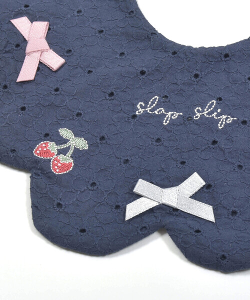 SLAP SLIP BABY（スラップスリップベビー）の「リボン付き裾スカラップレーススタイベビー（スタイ/よだれかけ・キッズ・ネイビー/ホワイト/ピンク・FREE）」の9枚目の写真