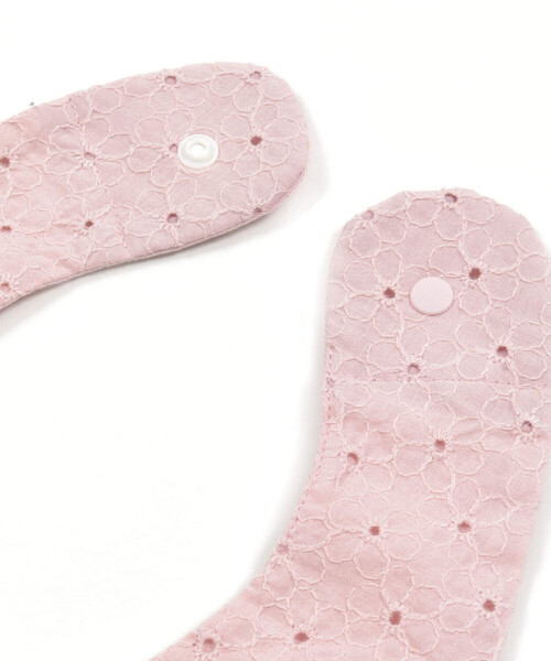 SLAP SLIP BABY（スラップスリップベビー）の「リボン付き裾スカラップレーススタイベビー（スタイ/よだれかけ・キッズ・ネイビー/ホワイト/ピンク・FREE）」の4枚目の写真