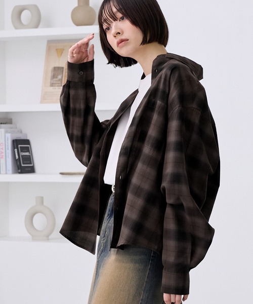 MONO-MART(モノマート)の「スモークカラーオンブレチェックルーズシャツ(シャツ/ブラウス・メンズ・ボルドー/ブラウン/ネイビー/ブラック・S/L/M)」の3枚目の写真
