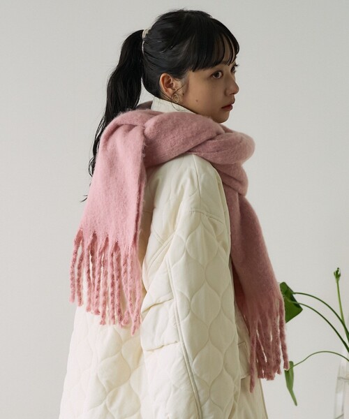 FREAK'S STORE（フリークスストア）の「ボリューム フリンジマフラー（マフラー・レディース・グレー/オフホワイト/サックスブルー/ピンク・ONE SIZE）」の4枚目の写真