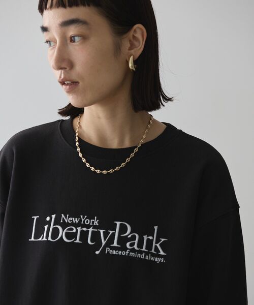 AMERICAN HOLIC（アメリカンホリック）の「Liberty Park刺繍スウェット1（スウェット・レディース・ブラック・M/L）」の4枚目の写真