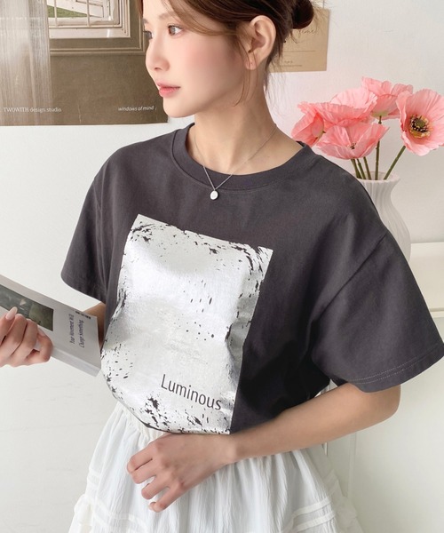 moment+(モーメントプラス)の「ヴィンテージライク箔プリント半袖Tシャツ(Tシャツ/カットソー・レディース・オフホワイト/ブラック/チャコールグレー・M)」の1枚目の写真