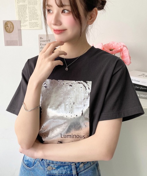 moment+(モーメントプラス)の「ヴィンテージライク箔プリント半袖Tシャツ(Tシャツ/カットソー・レディース・オフホワイト/ブラック/チャコールグレー・M)」の4枚目の写真