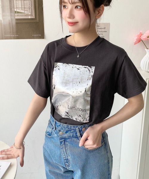 moment+(モーメントプラス)の「ヴィンテージライク箔プリント半袖Tシャツ(Tシャツ/カットソー・レディース・オフホワイト/ブラック/チャコールグレー・M)」の5枚目の写真