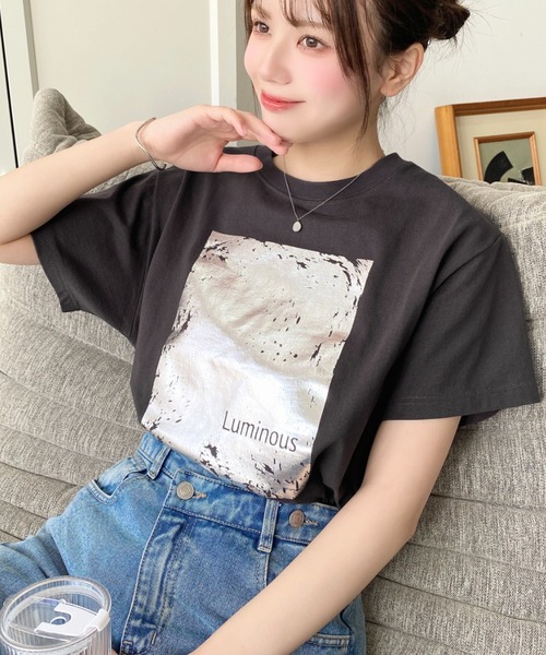 moment+(モーメントプラス)の「ヴィンテージライク箔プリント半袖Tシャツ(Tシャツ/カットソー・レディース・オフホワイト/ブラック/チャコールグレー・M)」の7枚目の写真