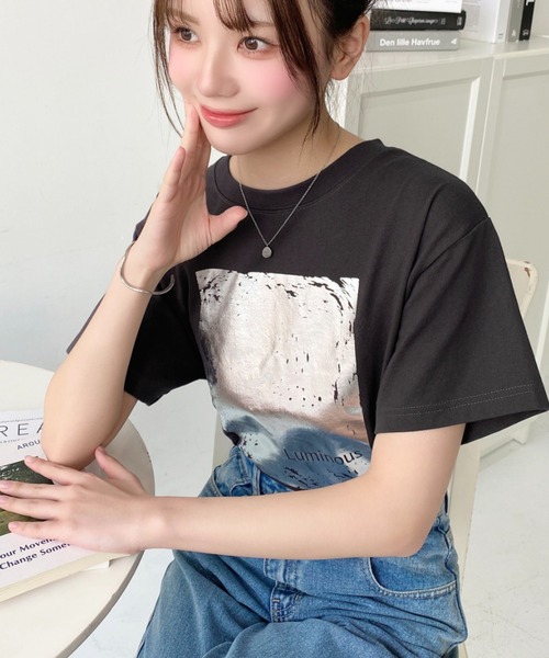 moment+(モーメントプラス)の「ヴィンテージライク箔プリント半袖Tシャツ(Tシャツ/カットソー・レディース・オフホワイト/ブラック/チャコールグレー・M)」の6枚目の写真