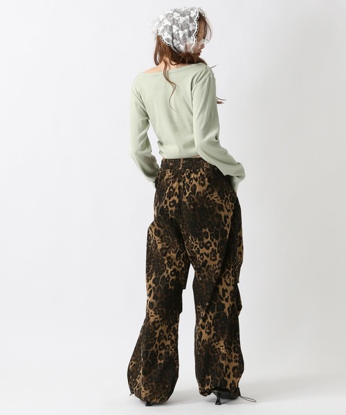 FOREVER 21(フォーエバー トゥエンティーワン)の「【2025SS】スタッズロゴTシャツ(Tシャツ/カットソー・レディース・オフホワイト/グリーン/ブラック・FREE)」の6枚目の写真