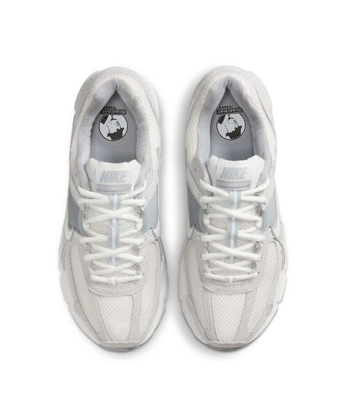 NIKE（ナイキ）の「ナイキ ズーム ボメロ 5 ウィメンズシューズ / Nike Zoom Vomero 5 Women's Shoe＜22-26cm 展開＞（スニーカー・レディース・オリーブ/プラチナム・26/25.5/22.5/22/25/24.5/24/23.5/23）」の11枚目の写真