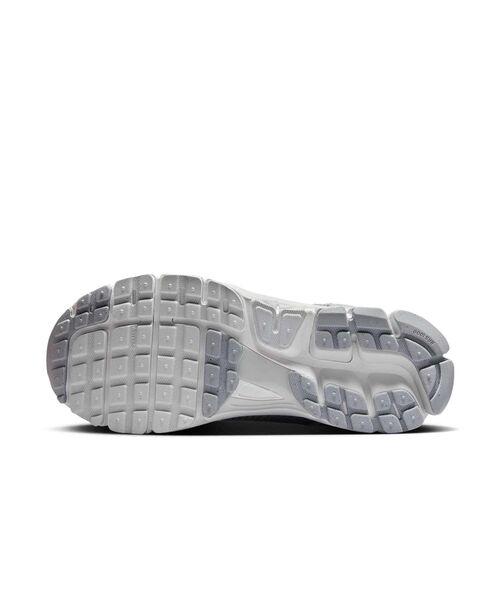 NIKE（ナイキ）の「ナイキ ズーム ボメロ 5 ウィメンズシューズ / Nike Zoom Vomero 5 Women's Shoe＜22-26cm 展開＞（スニーカー・レディース・オリーブ/プラチナム・26/25.5/22.5/22/25/24.5/24/23.5/23）」の13枚目の写真