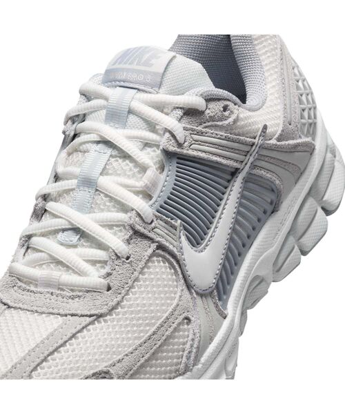 NIKE（ナイキ）の「ナイキ ズーム ボメロ 5 ウィメンズシューズ / Nike Zoom Vomero 5 Women's Shoe＜22-26cm 展開＞（スニーカー・レディース・オリーブ/プラチナム・26/25.5/22.5/22/25/24.5/24/23.5/23）」の14枚目の写真