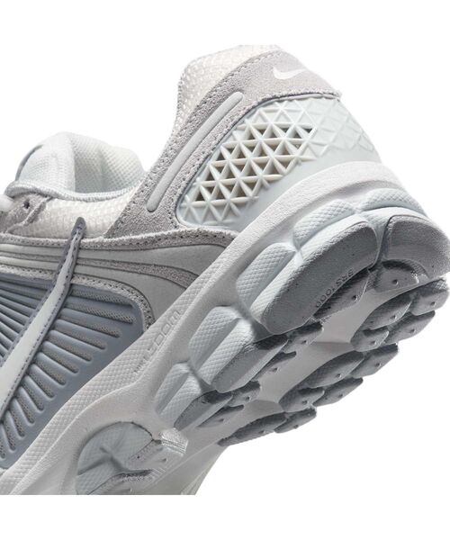 NIKE（ナイキ）の「ナイキ ズーム ボメロ 5 ウィメンズシューズ / Nike Zoom Vomero 5 Women's Shoe＜22-26cm 展開＞（スニーカー・レディース・オリーブ/プラチナム・26/25.5/22.5/22/25/24.5/24/23.5/23）」の15枚目の写真