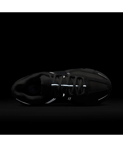 NIKE（ナイキ）の「ナイキ ズーム ボメロ 5 ウィメンズシューズ / Nike Zoom Vomero 5 Women's Shoe＜22-26cm 展開＞（スニーカー・レディース・オリーブ/プラチナム・26/25.5/22.5/22/25/24.5/24/23.5/23）」の16枚目の写真