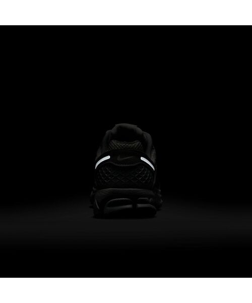 NIKE（ナイキ）の「ナイキ ズーム ボメロ 5 ウィメンズシューズ / Nike Zoom Vomero 5 Women's Shoe＜22-26cm 展開＞（スニーカー・レディース・オリーブ/プラチナム・26/25.5/22.5/22/25/24.5/24/23.5/23）」の17枚目の写真