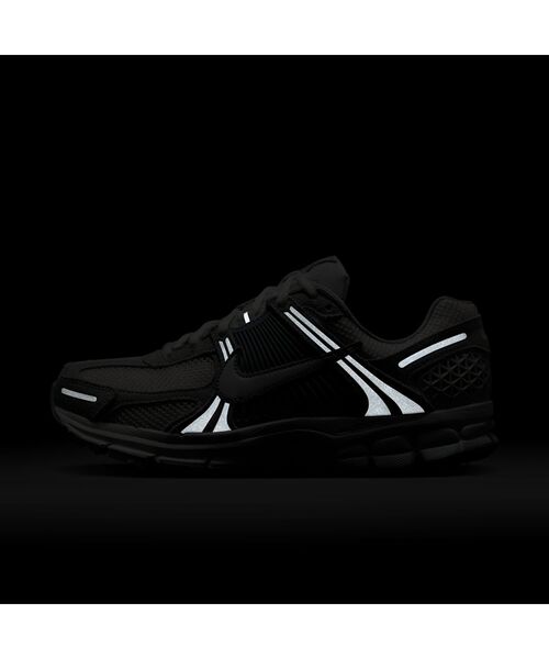 NIKE（ナイキ）の「ナイキ ズーム ボメロ 5 ウィメンズシューズ / Nike Zoom Vomero 5 Women's Shoe＜22-26cm 展開＞（スニーカー・レディース・オリーブ/プラチナム・26/25.5/22.5/22/25/24.5/24/23.5/23）」の18枚目の写真