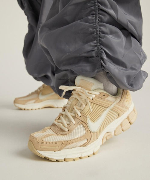 NIKE（ナイキ）の「ナイキ ズーム ボメロ 5 ウィメンズシューズ / Nike Zoom Vomero 5 Women's Shoe＜22-26cm 展開＞（スニーカー・レディース・オリーブ/プラチナム・26/25.5/22.5/22/25/24.5/24/23.5/23）」の2枚目の写真