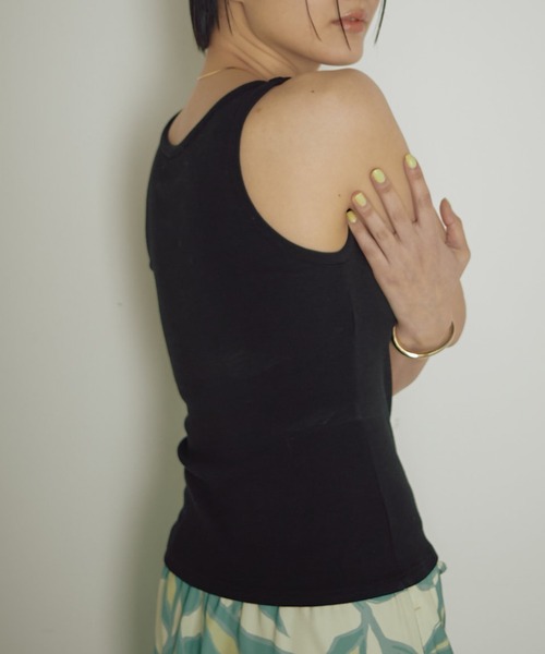 earthy（アーシー）の「BASICリブタンクトップ（タンクトップ・レディース・ブラック/ブルー/ブラウン/ホワイト・SMALL/MEDIUM）」の3枚目の写真