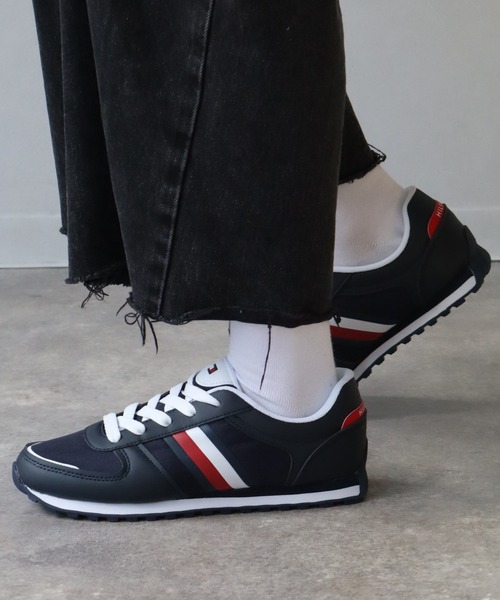 TOMMY HILFIGER（トミーヒルフィガー）の「【TOMMY HILFIGER/トミーヒルフィガー】TH GLOBAL JOGGER/グローバルジョガー ローカット スニーカー（スニーカー・レディース・ネイビー/ホワイト・22.5cm/23.0cm/23.5cm/24.0cm/24.5cm/25.0cm）」の2枚目の写真