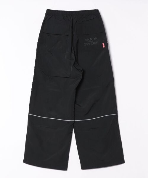 THRASHER(スラッシャー)の「【THRASHER/スラッシャー】【程良い太さでスポーツライクに仕上げた一品】パイピングライン ナイロンタスランパンツ イージーパンツ スペードロゴ マガジンロゴ 裾ドローコード ストリート スポーツテイスト ユニセックス(その他パンツ・メンズ・ホワイト/ブラック・X-LARGE/MEDIUM/LARGE)」の3枚目の写真