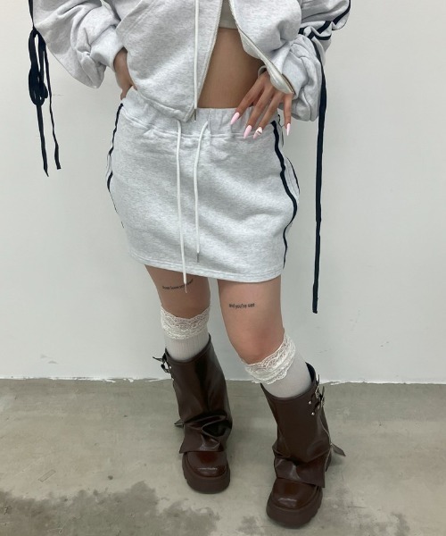 .KOM(ドットコム)の「A'GEM/9 × .kom 『.KOM/ドットケーオーエム』 ラインスカート(スカート・レディース・ブラック/グレー・FREE)」の3枚目の写真