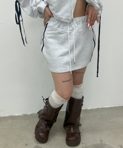 .KOM(ドットコム)の「A'GEM/9 × .kom 『.KOM/ドットケーオーエム』 ラインスカート(スカート・レディース・ブラック/グレー・FREE)」の4枚目の写真