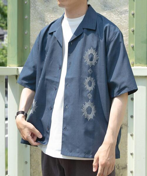 ITEMS URBANRESEARCH（アイテムズ アーバンリサーチ）の「モチーフ刺繍ドライタッチ 半袖シャツ（シャツ/ブラウス・メンズ・チャコールグレー/ベージュ/ブルー系その他・LARGE/MEDIUM）」の3枚目の写真