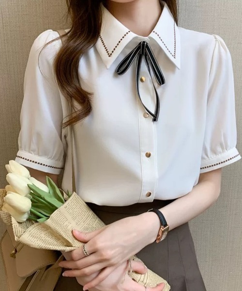Beststore（ベストストア）の「【新色追加】リボン 付き ボウタイ シャツ ブラウス 半袖 ステッチ デザイン オフィスカジュアル（シャツ/ブラウス・レディース・ベージュ/ホワイト/ブルー/ネイビー・M/L）」の6枚目の写真