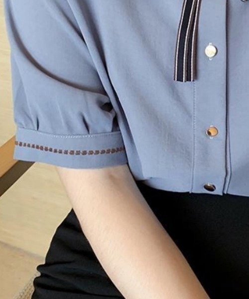 Beststore（ベストストア）の「【新色追加】リボン 付き ボウタイ シャツ ブラウス 半袖 ステッチ デザイン オフィスカジュアル（シャツ/ブラウス・レディース・ベージュ/ホワイト/ブルー/ネイビー・M/L）」の14枚目の写真
