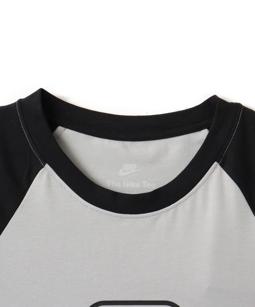 NIKE（ナイキ）の「NIKE AS W NSW NK CHLL KNT TEE RGLN / ナイキ ウィメンズ チル ニット ウィメンズ スリム グラフィック Tシャツ【SP】（Tシャツ/カットソー・レディース・アイボリー/グレー・L/M/S/XS）」の4枚目の写真