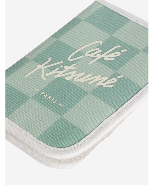 Maison Kitsune（メゾンキツネ）の「CAFE KITSUNE CHECKERBOARD PASSEPORT HOLDER（パスポートケース・メンズ・グリーン・U）」の3枚目の写真