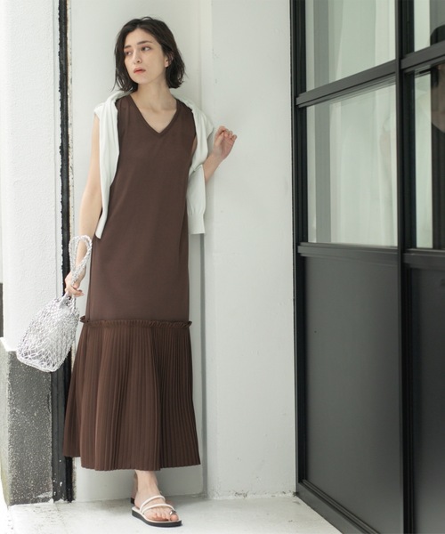 OPAQUE.CLIP（オペークドットクリップ）の「プリーツ切替ノースリーブワンピース【洗濯機洗い可】（ワンピース・レディース・ダークブラウン/ナチュラル/ブラック・00）」の4枚目の写真