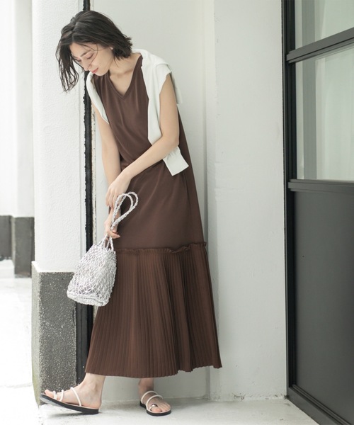 OPAQUE.CLIP（オペークドットクリップ）の「プリーツ切替ノースリーブワンピース【洗濯機洗い可】（ワンピース・レディース・ダークブラウン/ナチュラル/ブラック・00）」の6枚目の写真