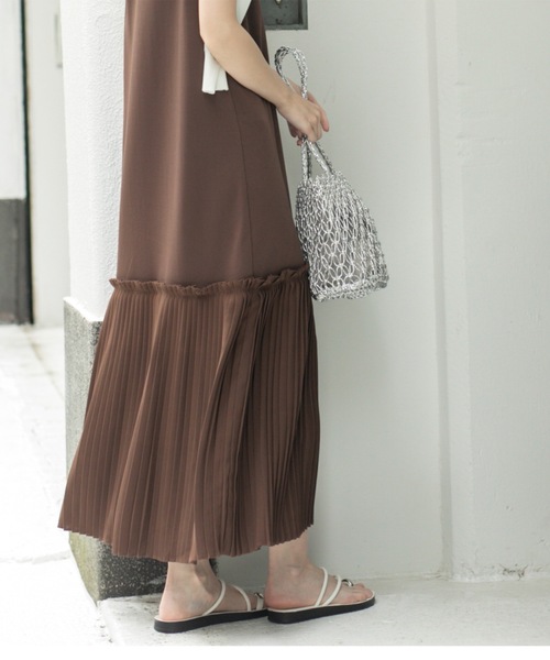 OPAQUE.CLIP（オペークドットクリップ）の「プリーツ切替ノースリーブワンピース【洗濯機洗い可】（ワンピース・レディース・ダークブラウン/ナチュラル/ブラック・00）」の8枚目の写真