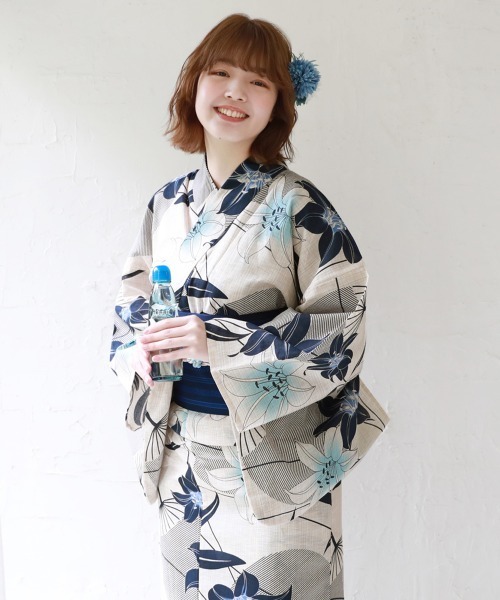 生成り色の地に雪輪や撫子、蜻蛉が舞い飛ぶ涼やかな麻混の浴衣です 生成り色の地に雪輪や撫子、蜻蛉が舞い飛ぶ涼やかな麻混の浴衣