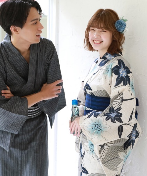 生成り色の地に雪輪や撫子、蜻蛉が舞い飛ぶ涼やかな麻混の浴衣です 生成り色の地に雪輪や撫子、蜻蛉が舞い飛ぶ涼やかな麻混の浴衣