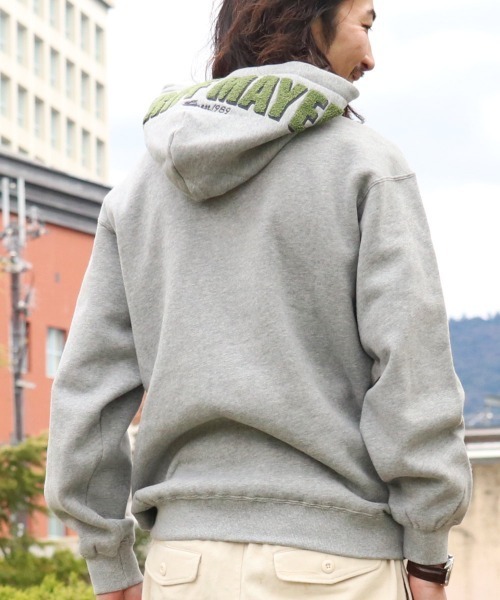 KRIFF MAYER(クリフメイヤー)の「サガラ刺繍裏起毛パーカー(フードロゴ)(スウェット・メンズ・パープル/チャコール/カラフル/グリーン/レッド/ブラウン/グレー/ナチュラル・MEDIUM/X-LARGE/LARGE)」の2枚目の写真