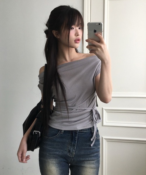 anyonemore(エニワンモア)の「アンバランスネックオフショルダードレープリボンTシャツ(Tシャツ/カットソー・レディース・ブラック/アイボリー/グレー・FREE)」の2枚目の写真