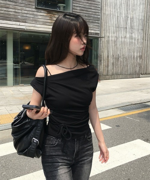 anyonemore(エニワンモア)の「アンバランスネックオフショルダードレープリボンTシャツ(Tシャツ/カットソー・レディース・ブラック/アイボリー/グレー・FREE)」の1枚目の写真
