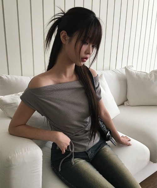 anyonemore(エニワンモア)の「アンバランスネックオフショルダードレープリボンTシャツ(Tシャツ/カットソー・レディース・ブラック/アイボリー/グレー・FREE)」の20枚目の写真