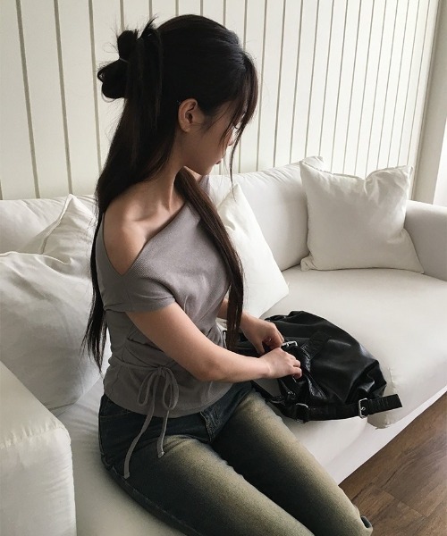anyonemore(エニワンモア)の「アンバランスネックオフショルダードレープリボンTシャツ(Tシャツ/カットソー・レディース・ブラック/アイボリー/グレー・FREE)」の21枚目の写真