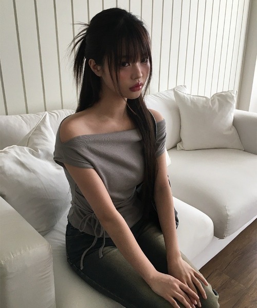 anyonemore(エニワンモア)の「アンバランスネックオフショルダードレープリボンTシャツ(Tシャツ/カットソー・レディース・ブラック/アイボリー/グレー・FREE)」の19枚目の写真