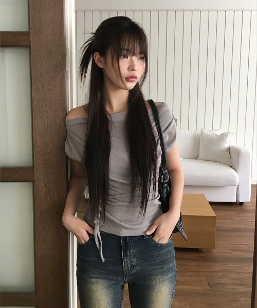 anyonemore(エニワンモア)の「アンバランスネックオフショルダードレープリボンTシャツ(Tシャツ/カットソー・レディース・ブラック/アイボリー/グレー・FREE)」の22枚目の写真