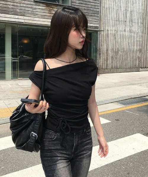 anyonemore(エニワンモア)の「アンバランスネックオフショルダードレープリボンTシャツ(Tシャツ/カットソー・レディース・ブラック/アイボリー/グレー・FREE)」の11枚目の写真