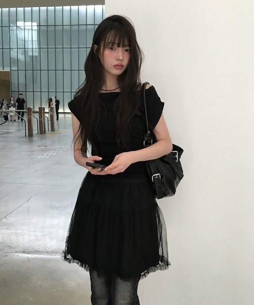 anyonemore(エニワンモア)の「アンバランスネックオフショルダードレープリボンTシャツ(Tシャツ/カットソー・レディース・ブラック/アイボリー/グレー・FREE)」の15枚目の写真