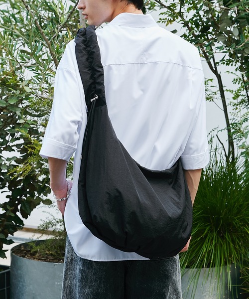 STUDIOUS(ステュディオス)の「【STUDIOUS】3WAY ROUND SHOULDER BAG/ドローコードショルダーバッグ(ショルダーバッグ・メンズ・ブラック・FREE)」の4枚目の写真