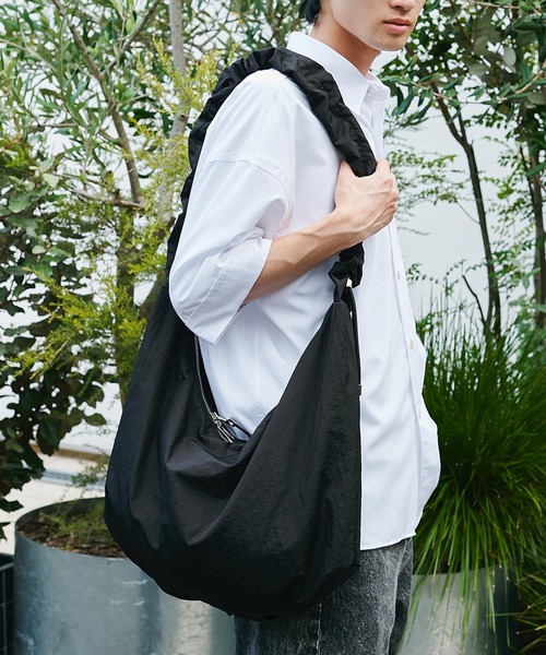 STUDIOUS(ステュディオス)の「【STUDIOUS】3WAY ROUND SHOULDER BAG/ドローコードショルダーバッグ(ショルダーバッグ・メンズ・ブラック・FREE)」の2枚目の写真