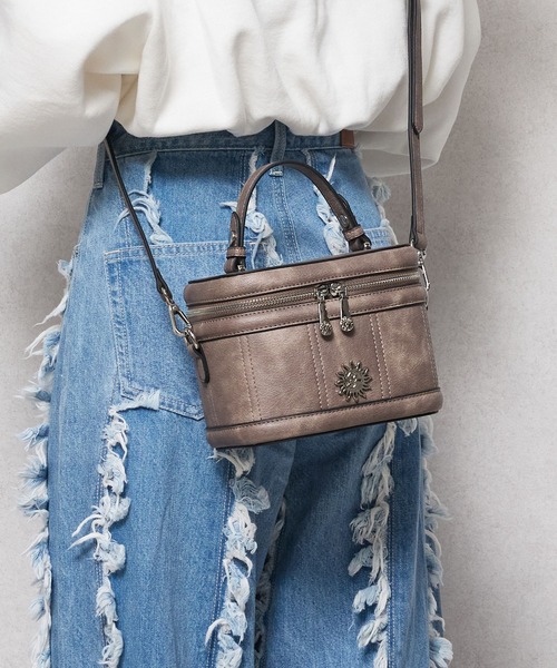 EVRIS（エヴリス）の「【EVRIS/エヴリス】SUNNY メタル　アンティーク　 バニティ　バッグ（ショルダーバッグ・レディース・グレイッシュベージュ/シルバー/ブラック・FREE）」の2枚目の写真