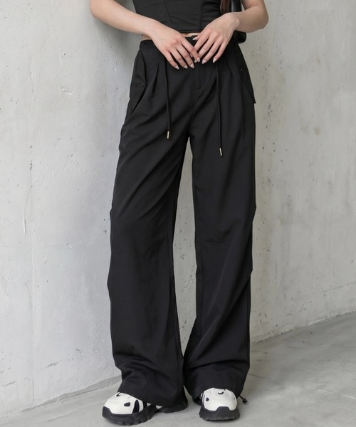 cammie（キャミー）の「裾タックデザインナイロンパンツ（その他パンツ・レディース・ダークグレー/グレー/ブラック・LARGE/MEDIUM）」の2枚目の写真