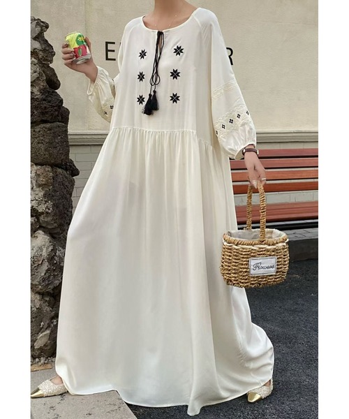 FAVORITO（ファヴォリート）の「刺繍長袖ワンピース（ワンピース・レディース・ブラック/アイボリー/レッド/ライトグリーン/オレンジ/モカ・F）」の2枚目の写真
